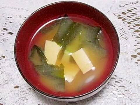 木綿豆腐とわかめの味噌汁（昆布だし）